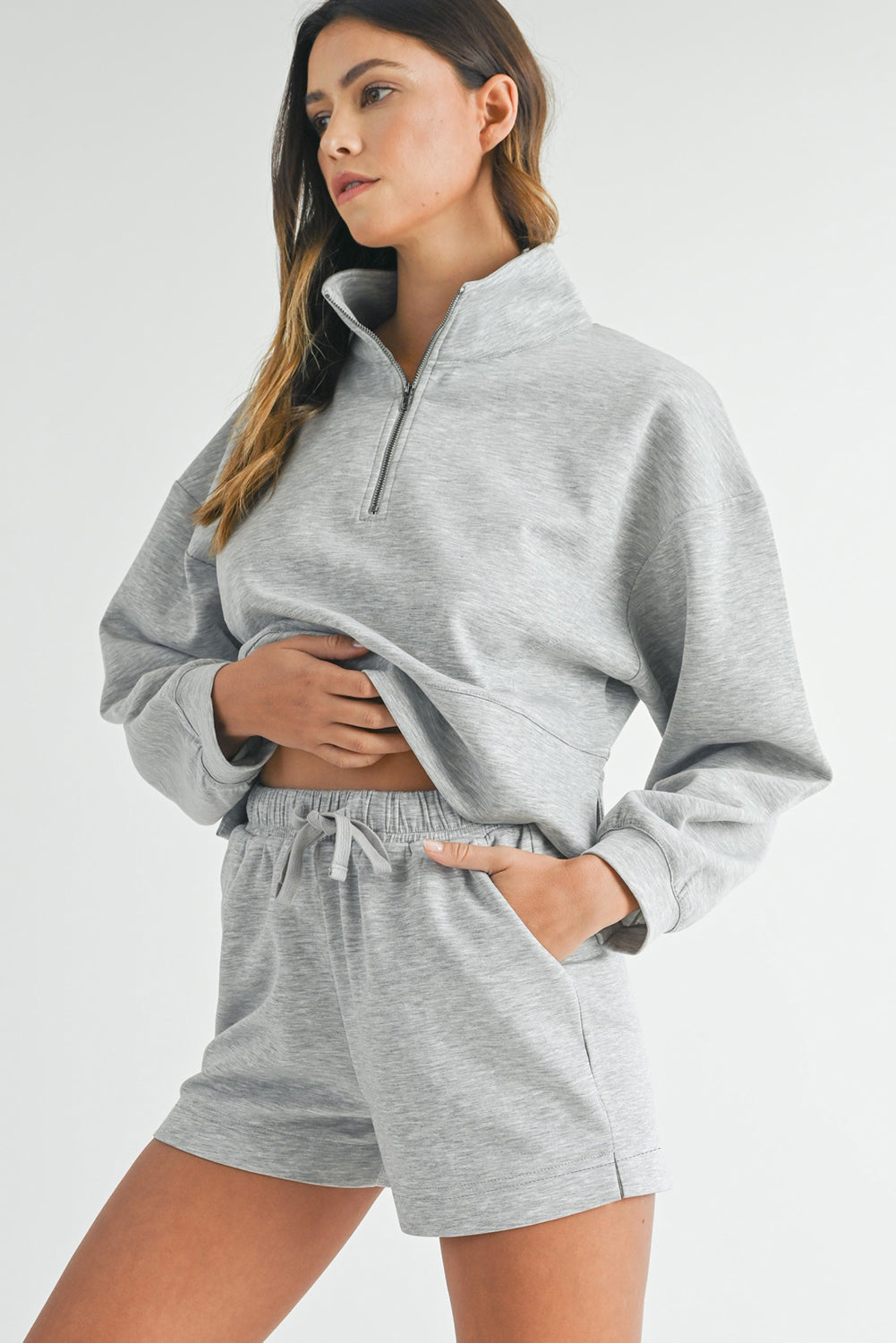 Hellgraues Set aus Sweatshirt und Shorts mit Stehkragen und Reißverschluss