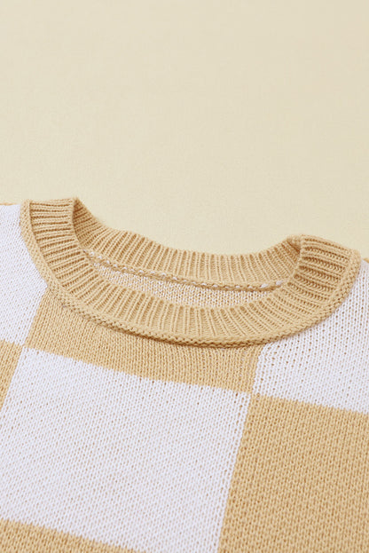Khakifarbener Pullover mit karierten Bischofsärmeln