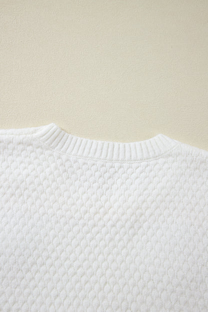 Weißer Strickpullover mit bunter Blumenapplikation
