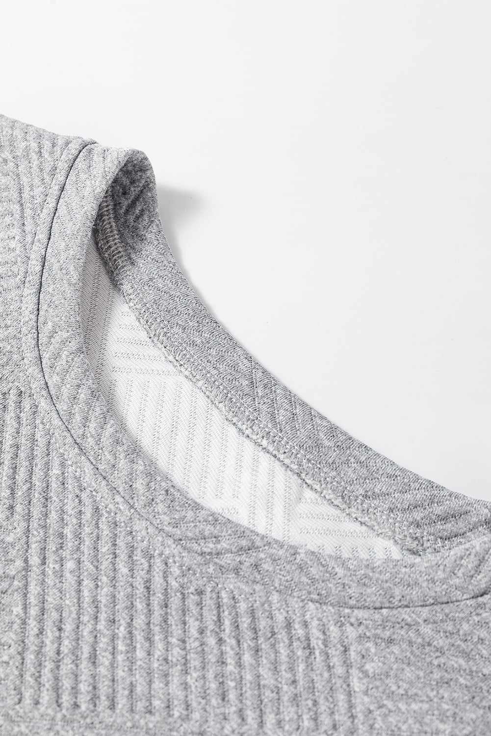 Graues, einfarbiges, strukturiertes Etuikleid mit langen Ärmeln