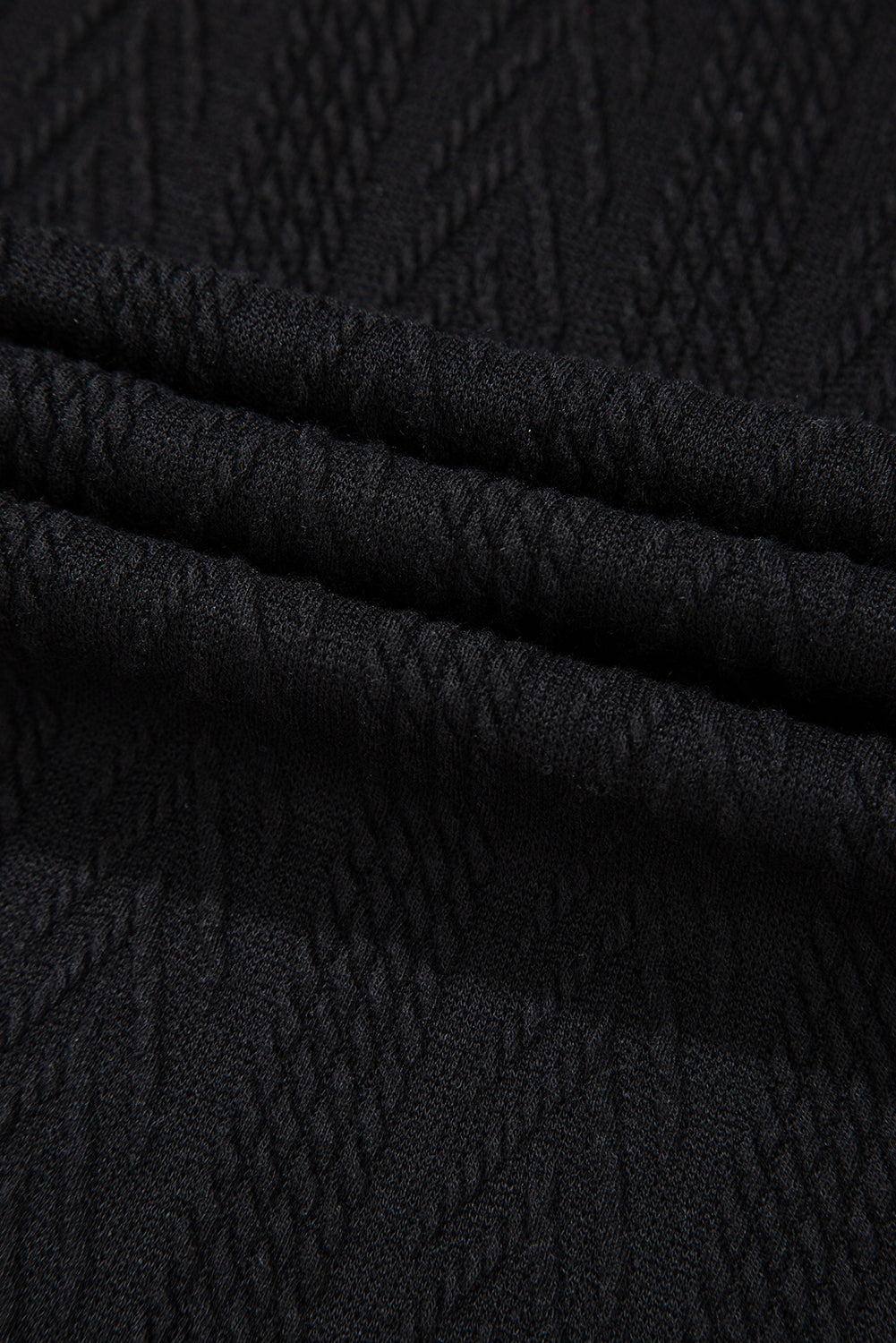 Schwarze Bluse mit V-Ausschnitt und floralem Patchwork-Muster