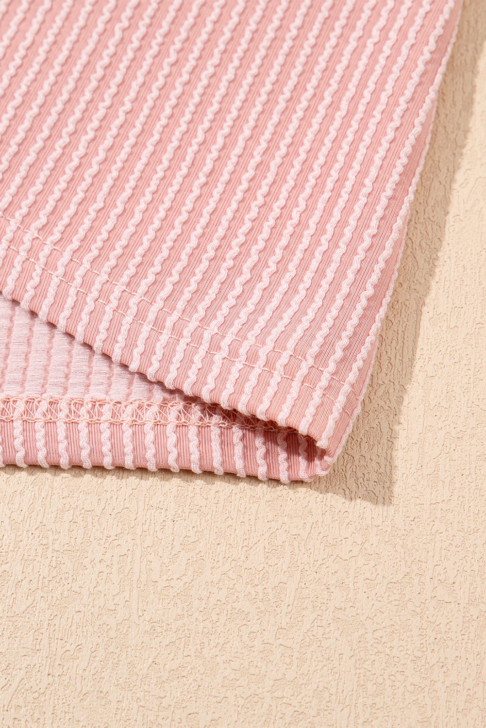 Blossom – Mini-Etuikleid aus Kordelstrick mit Rundhalsausschnitt und Puffärmeln