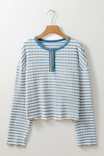 Himmelblaues Henley-Oberteil mit langen Ärmeln und Streifen, Rüschenbesatz und Knöpfen