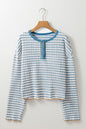 Himmelblaues Henley-Oberteil mit langen Ärmeln und Streifen, Rüschenbesatz und Knöpfen