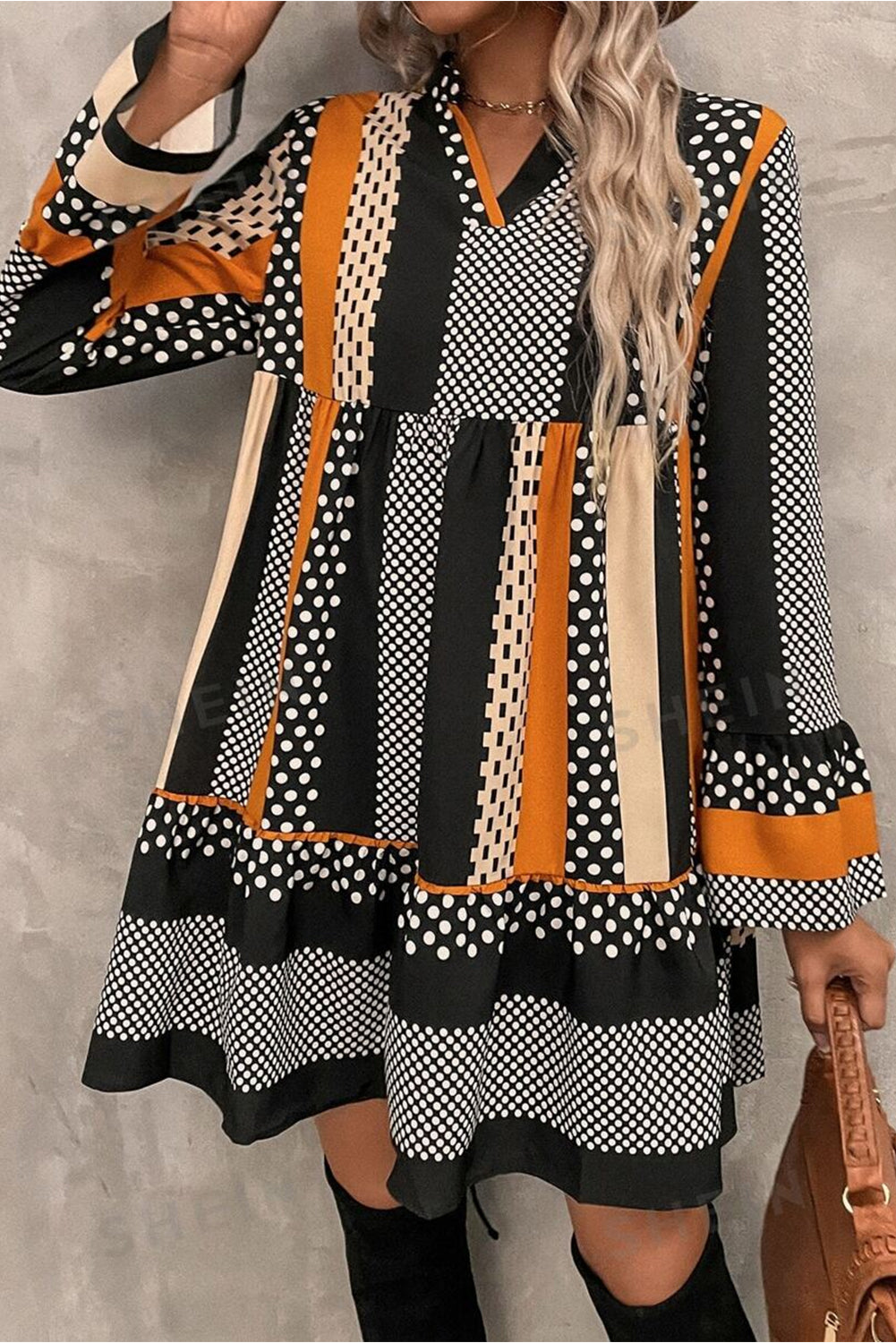 Schwarzes Minikleid mit V-Ausschnitt, gestreiftem Polka Dot-Print und Rüschensaum