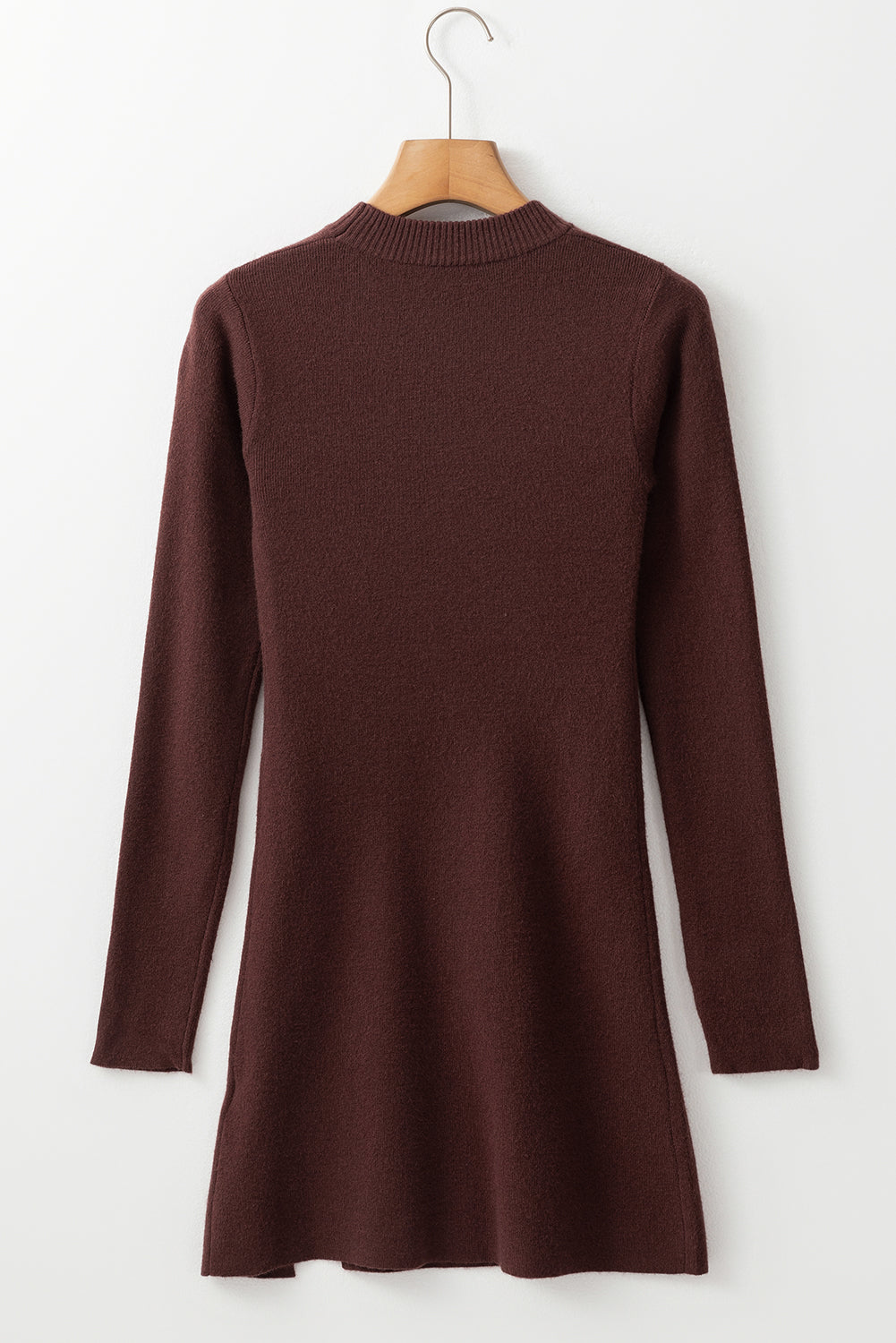 Kaffeebraunes, schmal geschnittenes Pulloverkleid mit Stehkragen und Seitenschlitz