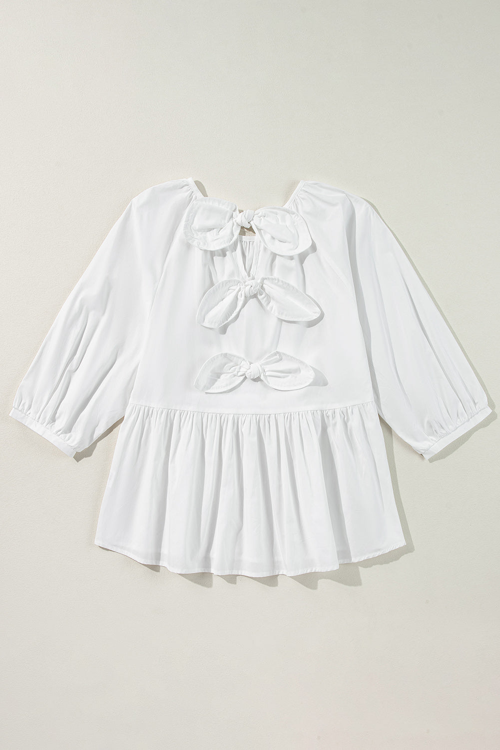 Weiße Bluse mit 3/4-Ärmeln und Schleife und Cut-Out auf der Rückseite