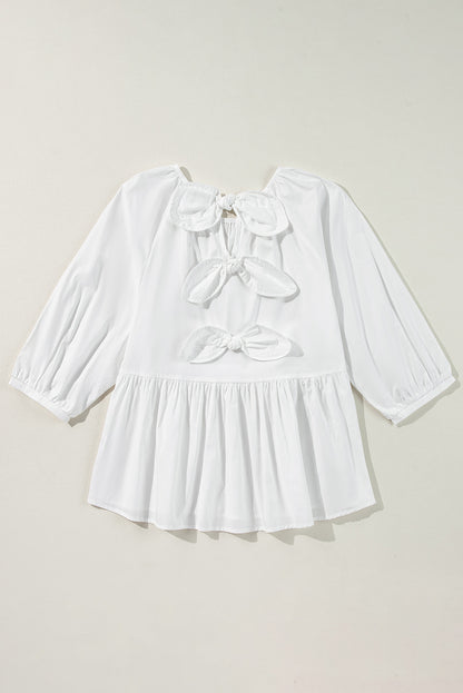 Weiße Bluse mit 3/4-Ärmeln und Schleife und Cut-Out auf der Rückseite