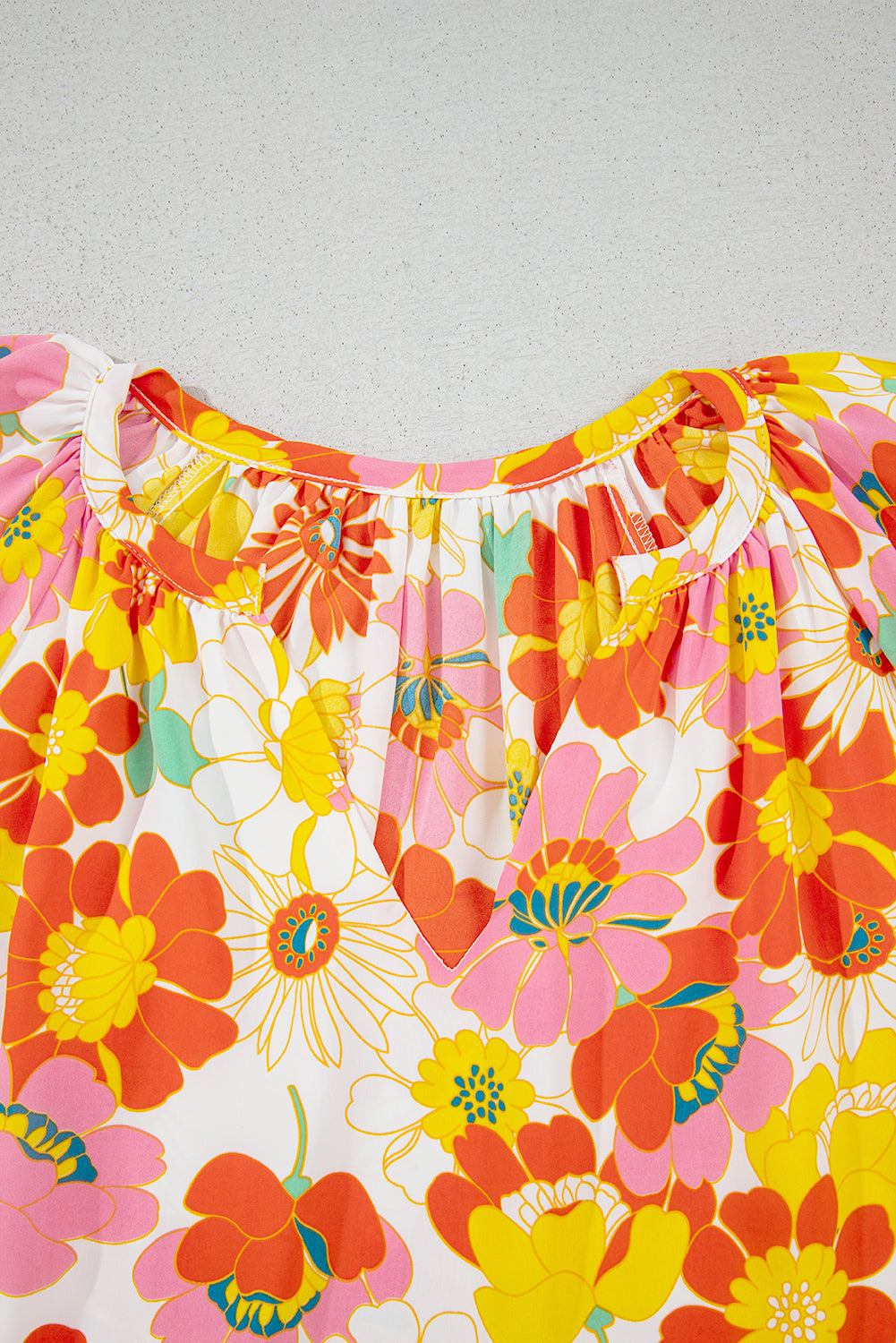 Orangefarbene Bluse mit V-Ausschnitt und halblangen Ärmeln und abstraktem Print