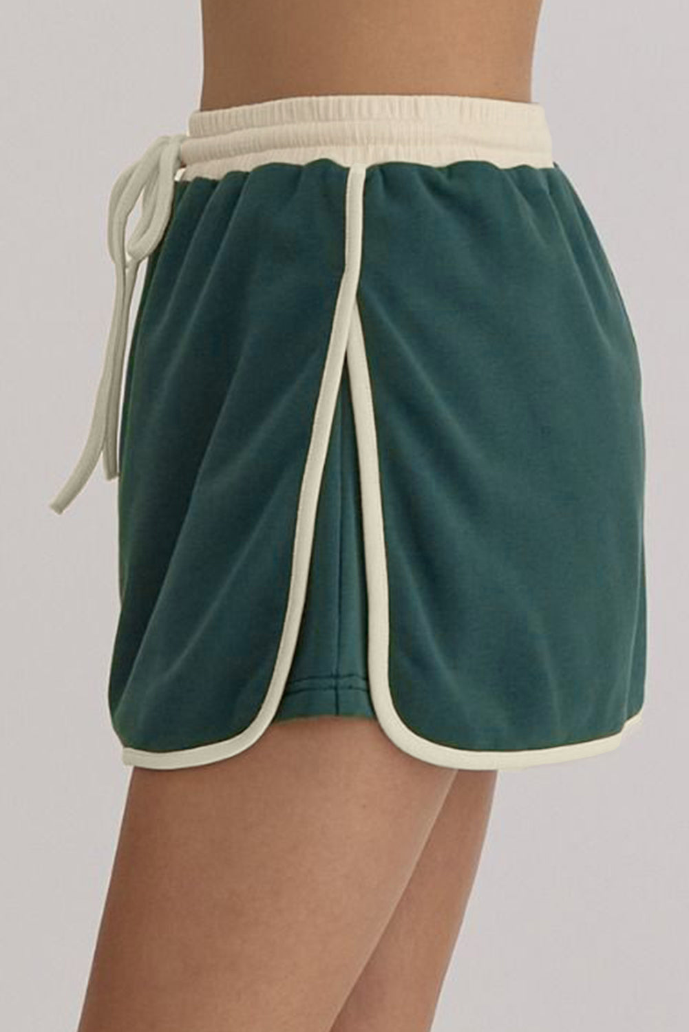 Evergreen Set mit lockerem Pullover in Kontrastfarbe und Skort mit Schnürung in der Taille