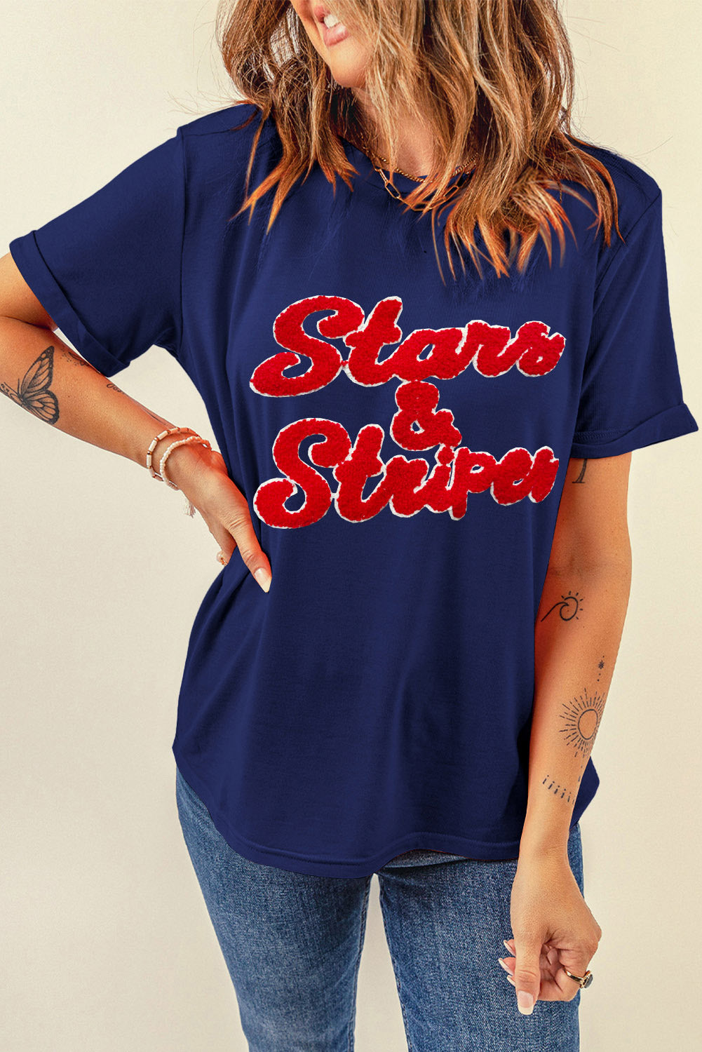 Blaues Chenille-T-Shirt mit Sternen und Streifen und Patch-Grafik