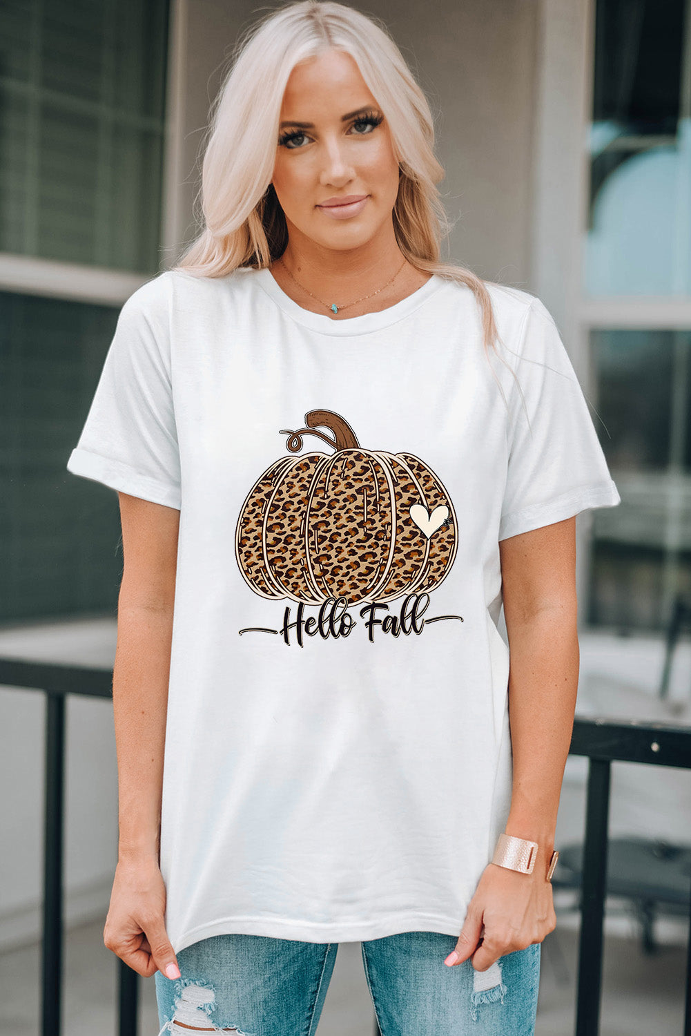 Weißes T-Shirt mit „Hello Fall“-Print und Leoparden-Kürbis-Motiv