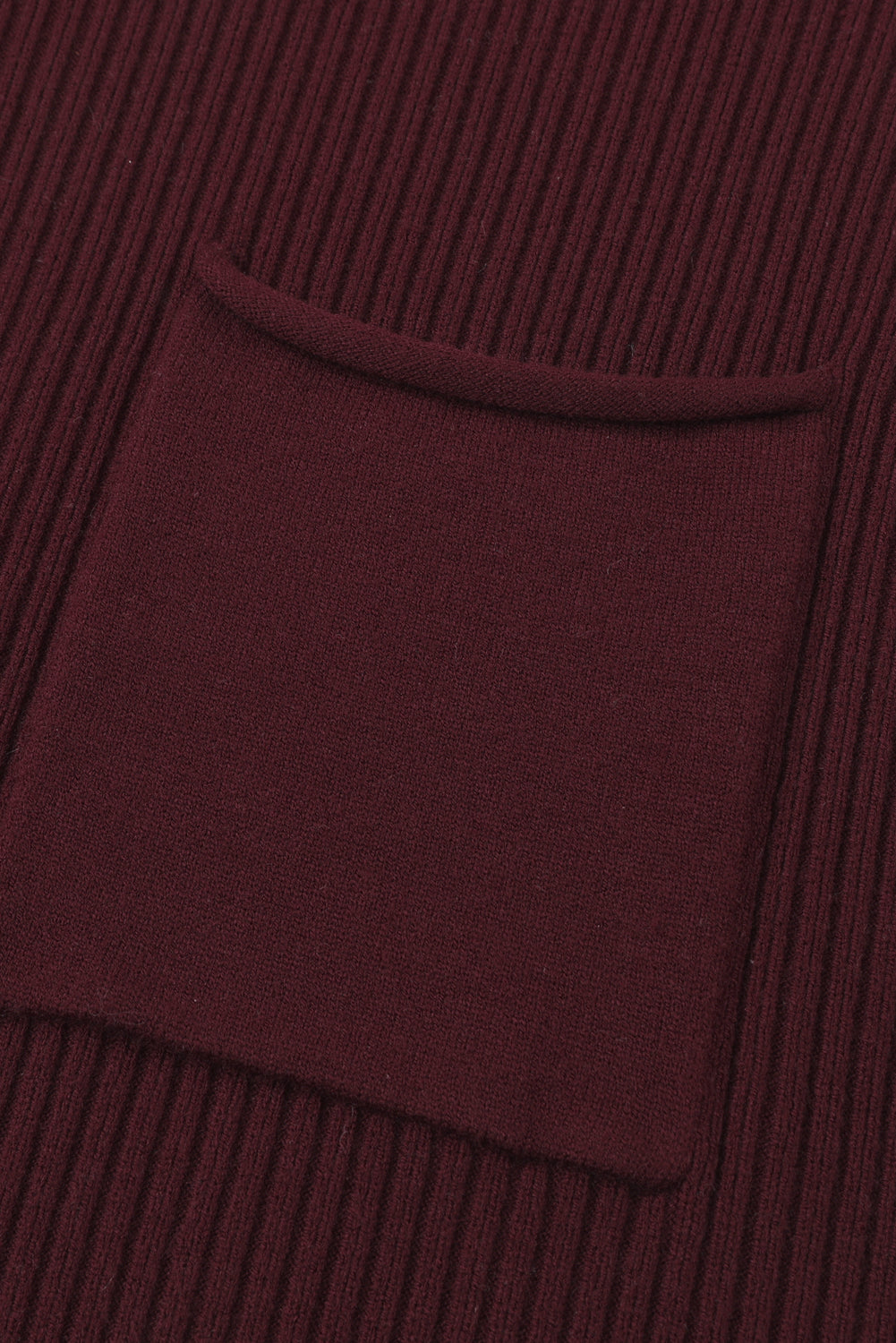Mineralroter, gerippter Strickpullover mit aufgesetzten Taschen und kurzen Ärmeln