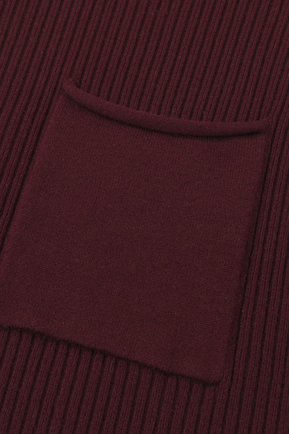 Mineralroter, gerippter Strickpullover mit aufgesetzten Taschen und kurzen Ärmeln