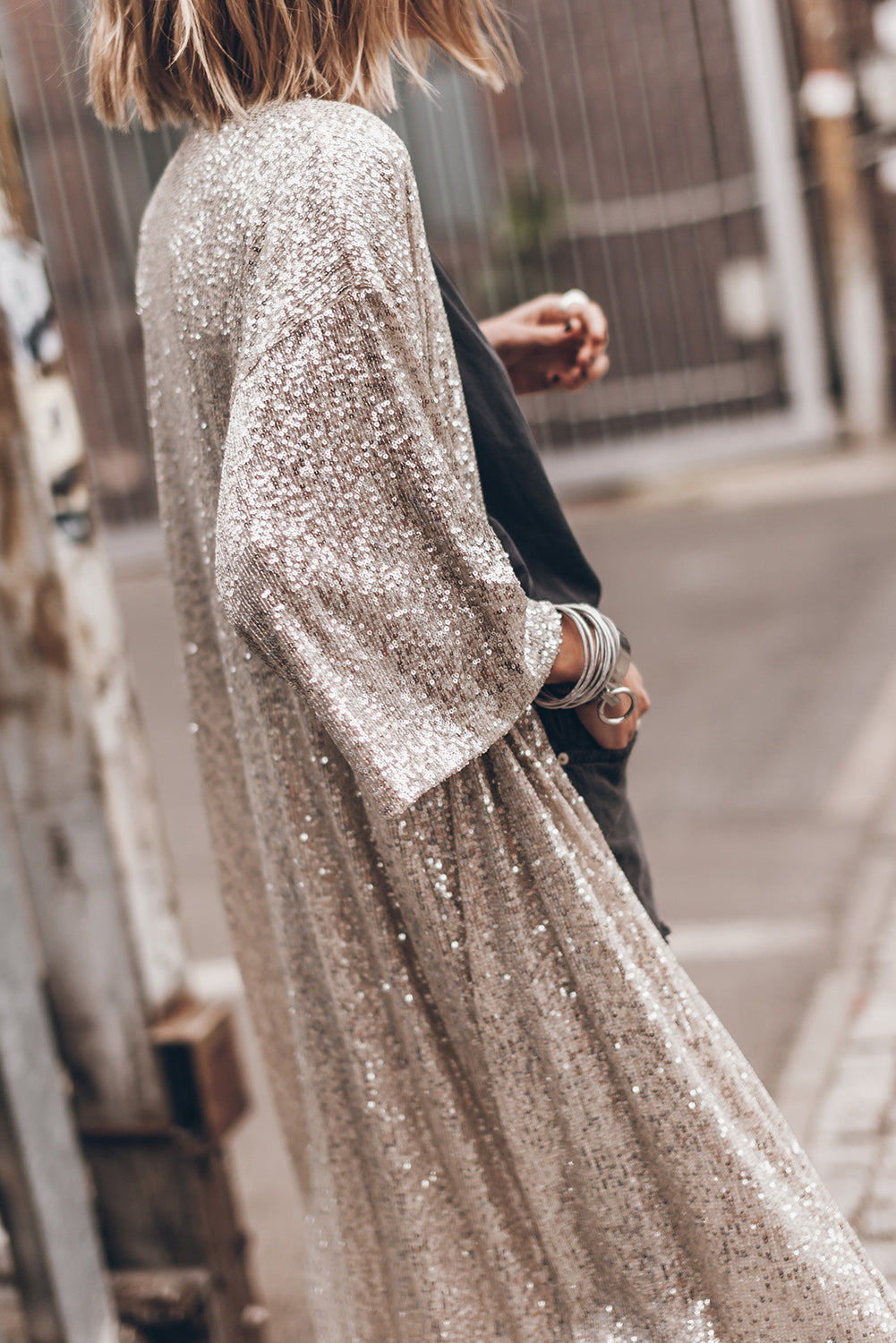 Aprikosenfarbener Kimono mit Pailletten und 3/4-Ärmeln und offener Vorderseite