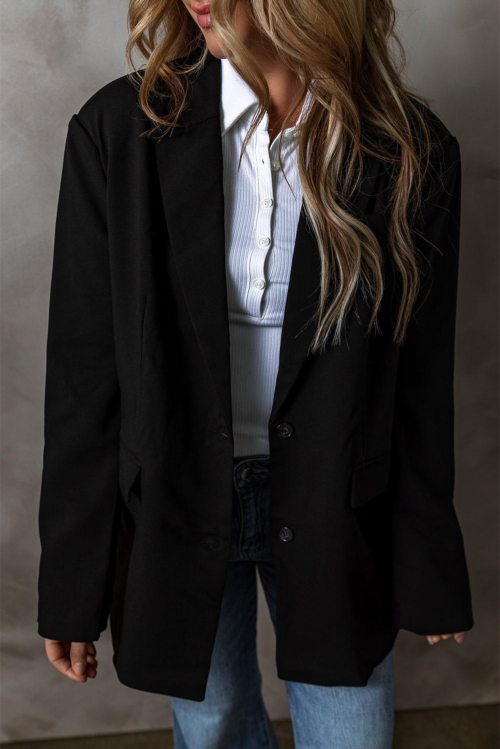 Schwarzer Blazer mit Revers, Pattentasche und Knöpfen