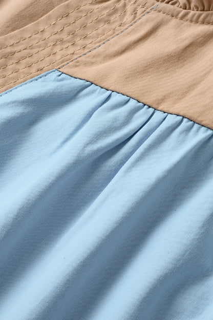 Nebelblaue Bluse mit V-Ausschnitt und Rüschenärmeln in Colorblock-Optik