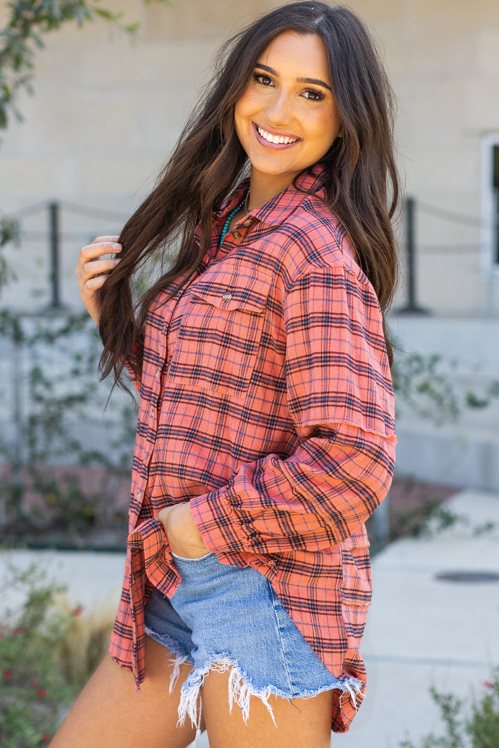 Rotes kariertes Langarmhemd mit seitlichem Schlitz und Used-Look-Saum