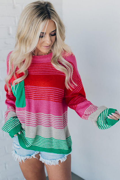 Rosa gestreifter Strickpullover mit aufgesetzten Taschen und überschnittener Schulter
