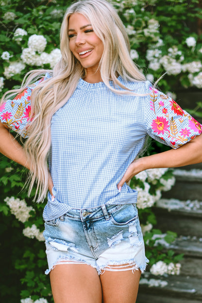 Hellblaue Bluse mit Puffärmeln und Blumenstickerei im Gingham-Stil