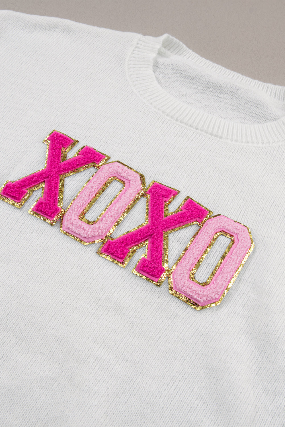 Weißer XOXO-Freizeitpullover mit Glitzer-Print und Rundhalsausschnitt