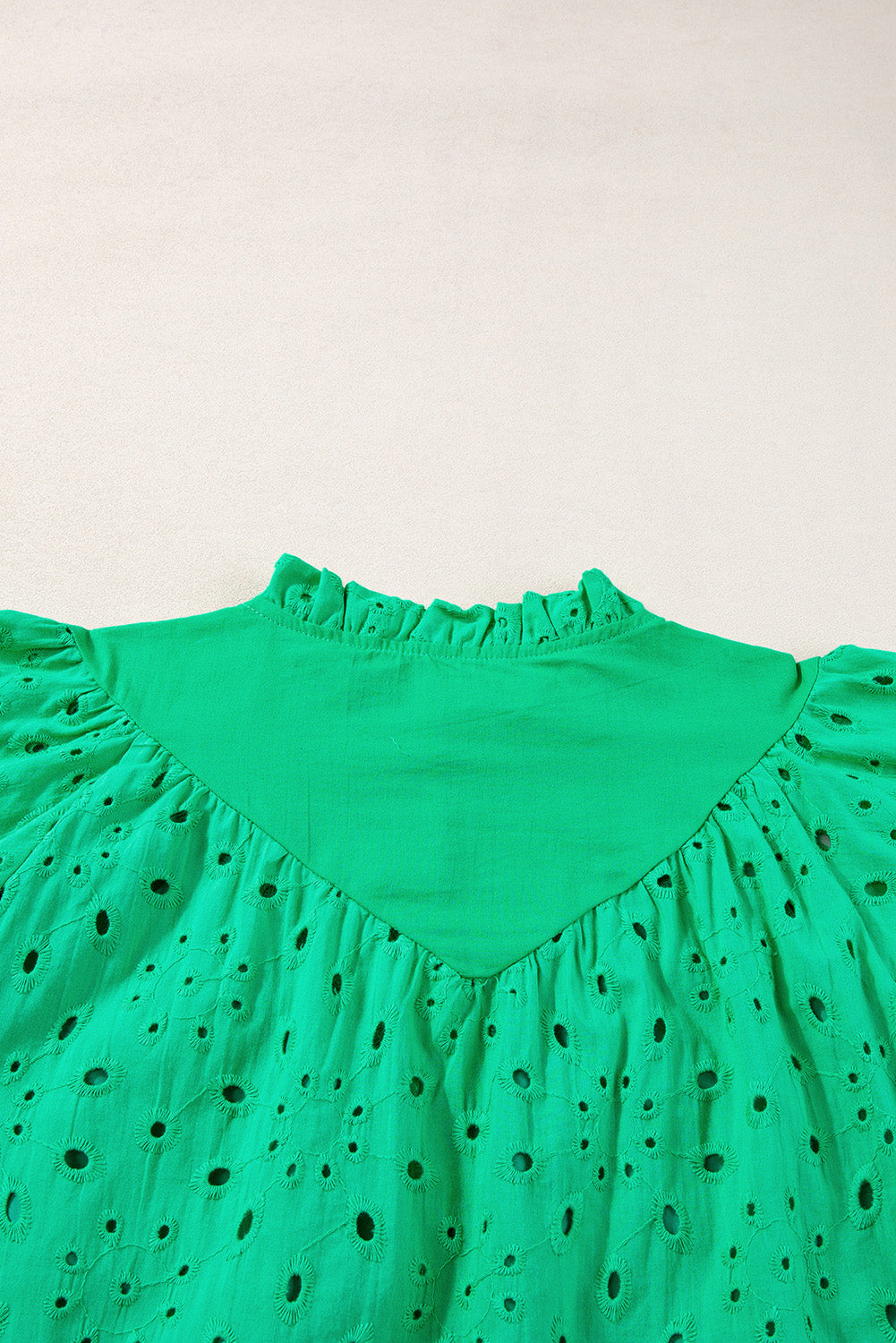 Grüne Bluse mit Blumenstickerei und Puffärmeln