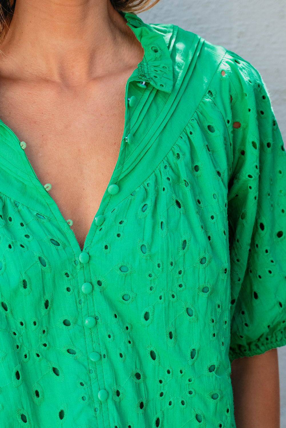 Grüne Bluse mit Blumenstickerei und Puffärmeln