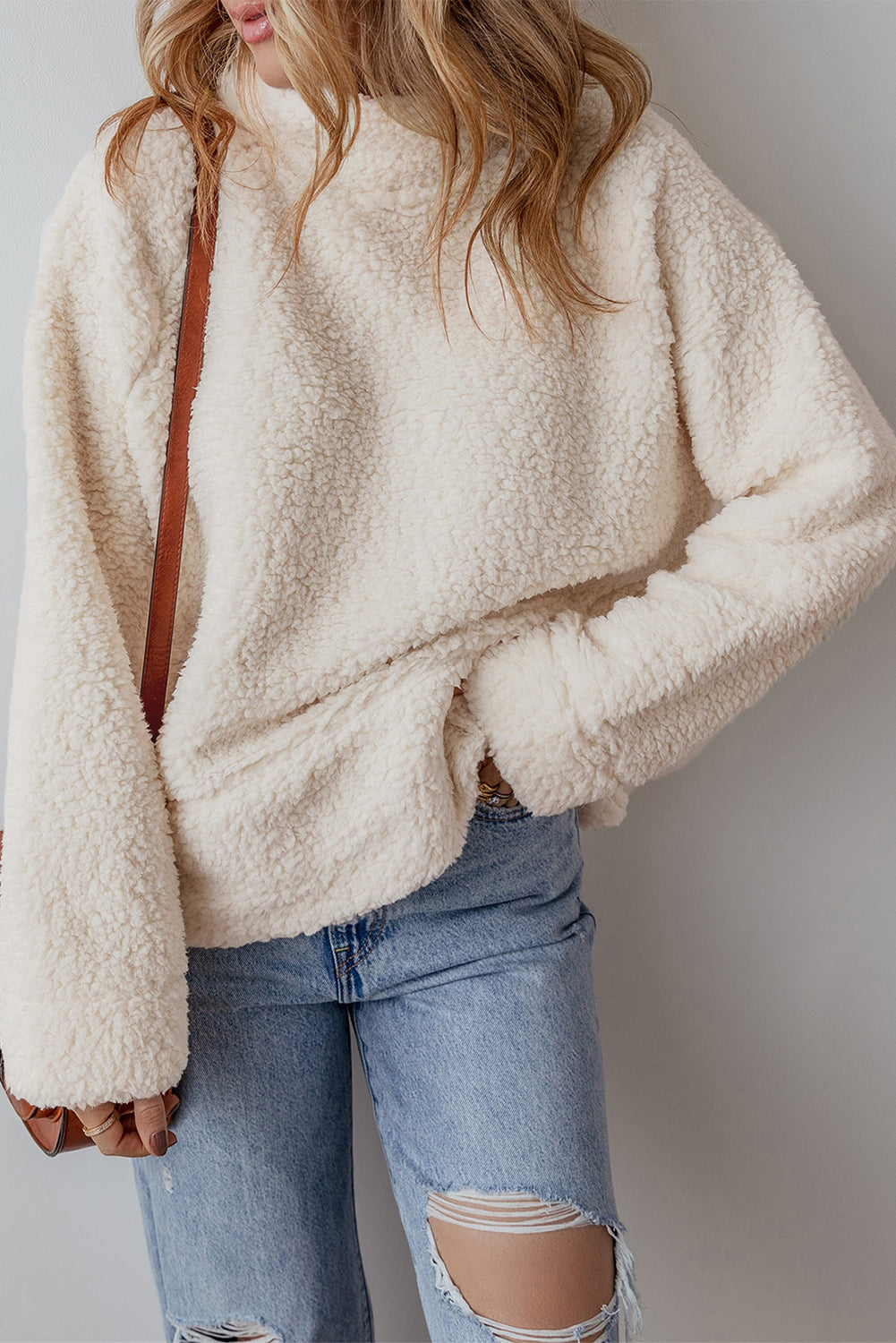 Weißes, einfarbiges Fleece-Sweatshirt mit hohem Kragen und überschnittenen Schultern