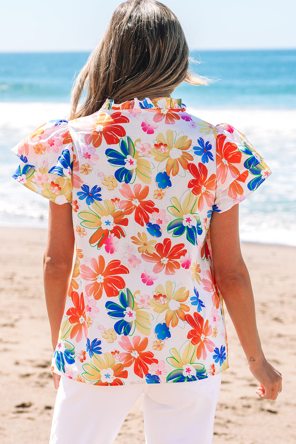 Weißes Flattertop mit Blumenstrauß