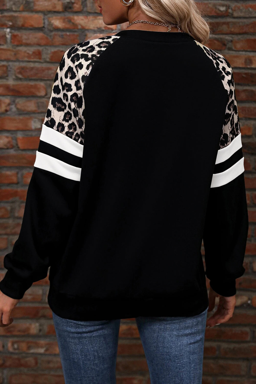 Schwarzes Sweatshirt mit Raglanärmeln und Farbblockdesign mit Leopardenmuster