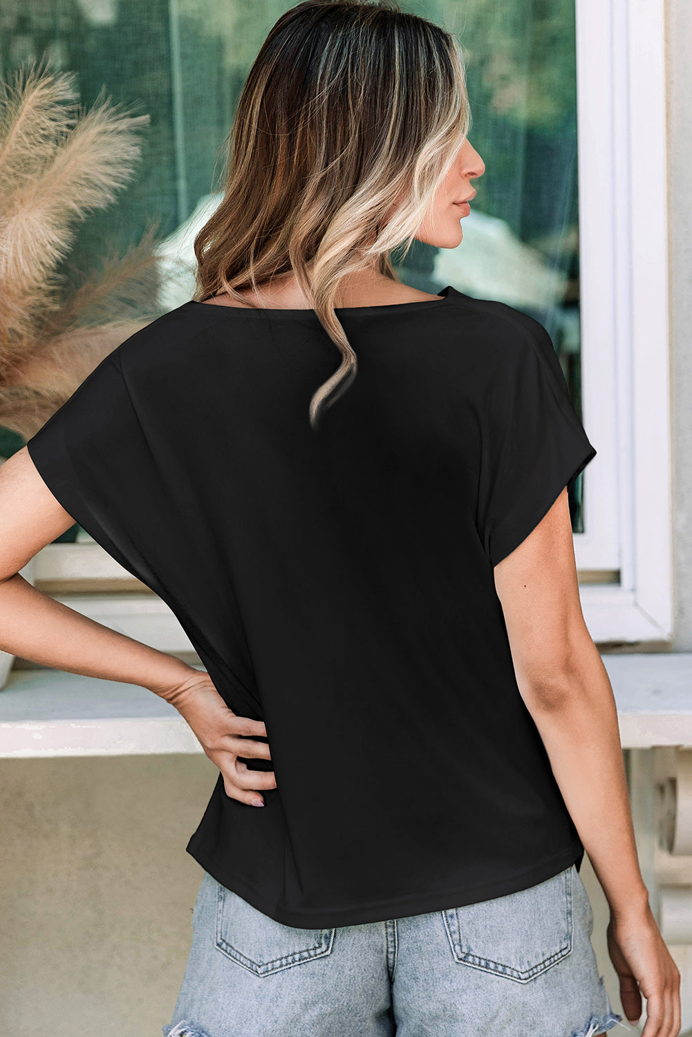 Schwarzes T-Shirt mit Wasserfallausschnitt und Fledermausärmeln