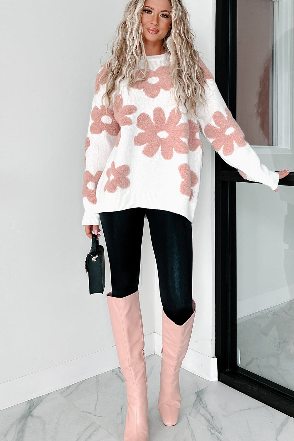 Weißer, strukturierter Pullover mit Blumenmuster und überschnittener Schulter