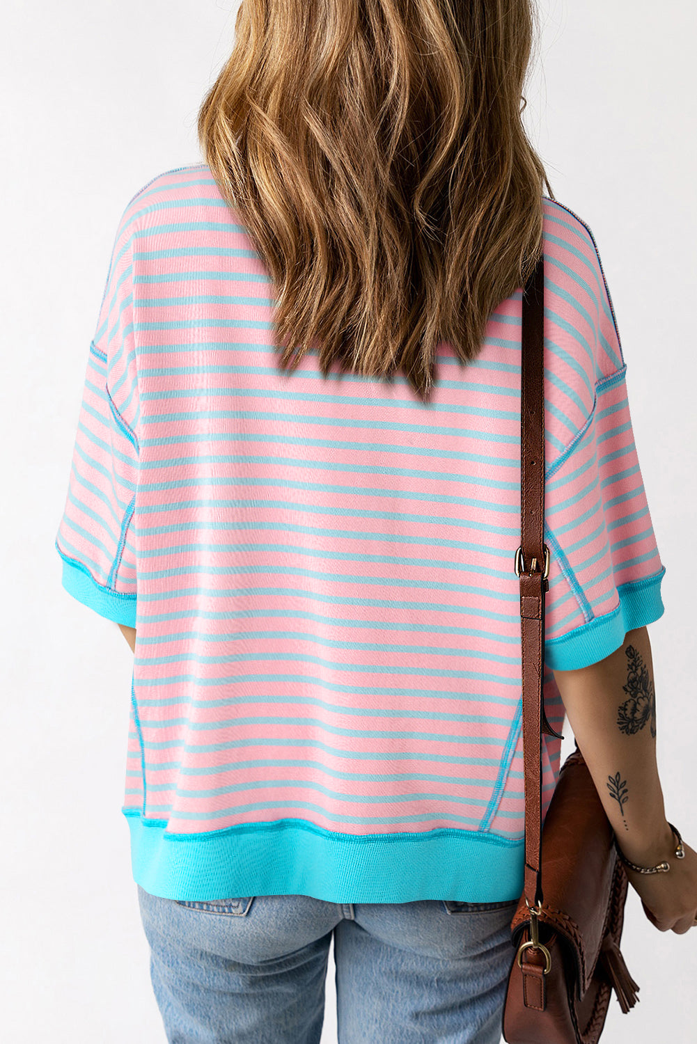 Rosa gestreiftes Oversize-T-Shirt mit Kontrastbesatz und sichtbaren Nähten, High Low