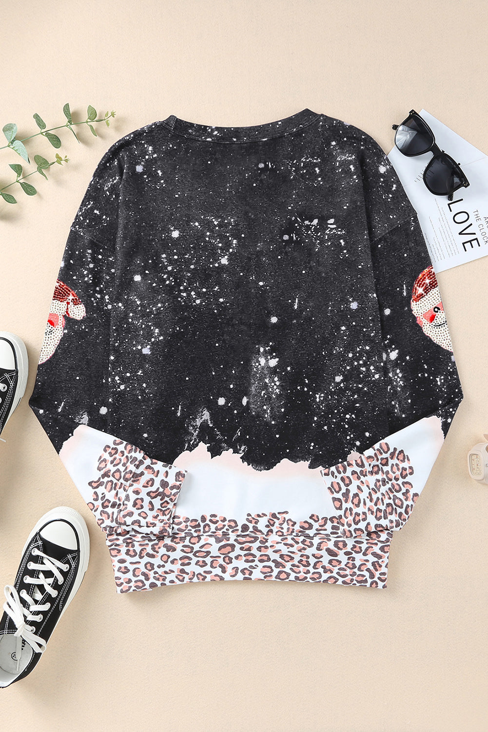 Schwarzes Sweatshirt mit Pailletten und Weihnachtsmann-Grafik im Leopardenmuster