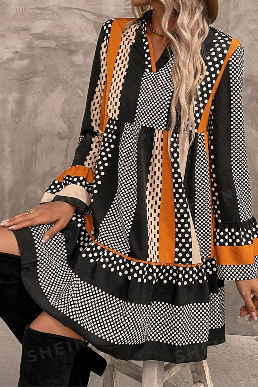 Schwarzes Minikleid mit V-Ausschnitt, gestreiftem Polka Dot-Print und Rüschensaum