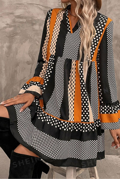 Schwarzes Minikleid mit V-Ausschnitt, gestreiftem Polka Dot-Print und Rüschensaum