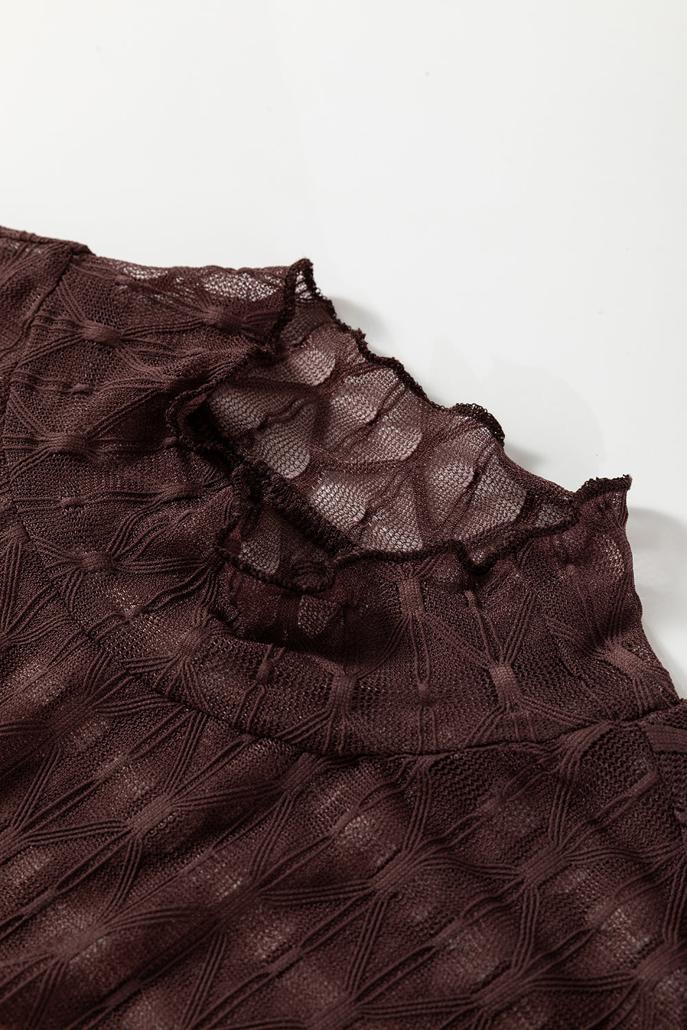 Kaffeebraunes, schmales Langarm-Top mit transparentem Netzstoff und gemustertem Saum