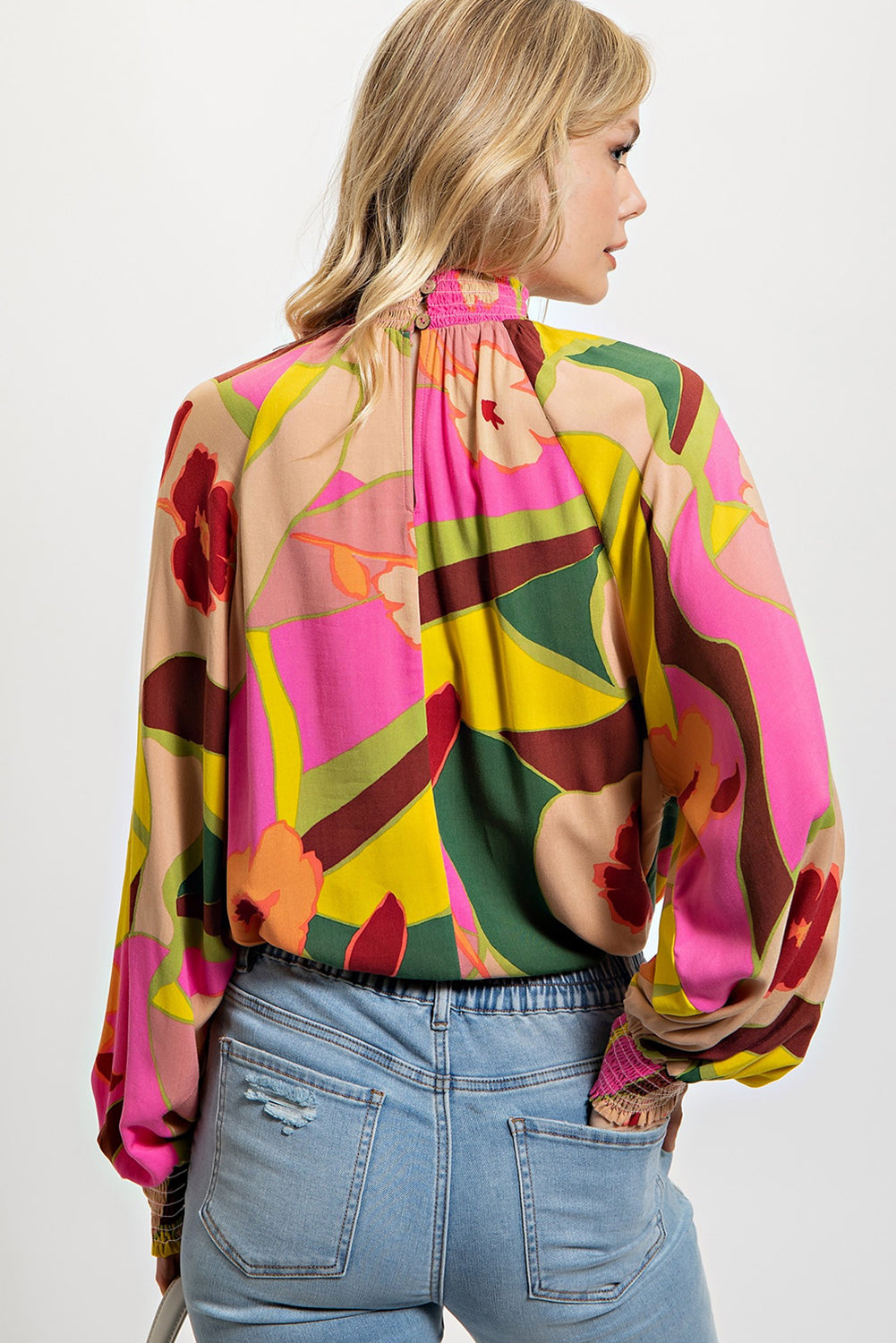 Bluse mit mehrfarbigem Blumenmuster, gesmoktem Saum und Stehkragen