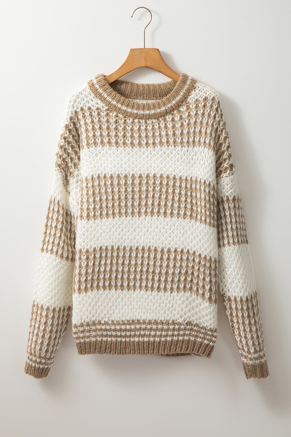 Brauner Pullover mit Streifen, tief angesetzter Schulterpartie und Rundhalsausschnitt