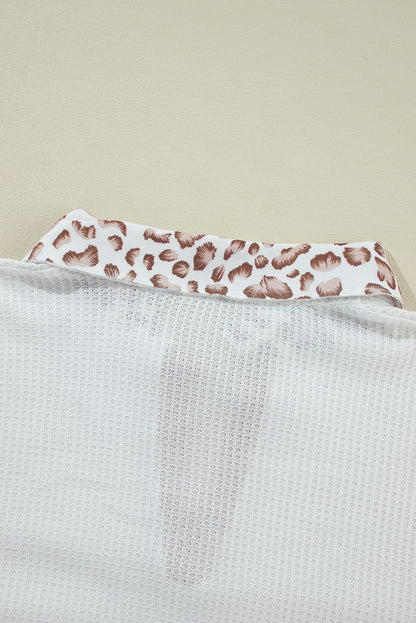 Weißes Waffeltop mit Leoparden-Patchwork und Umlegekragen