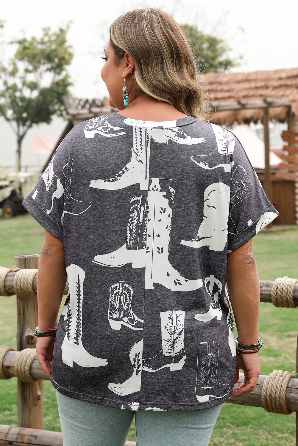 Graues T-Shirt mit Rundhalsausschnitt und Westernstiefel-Print in Übergröße