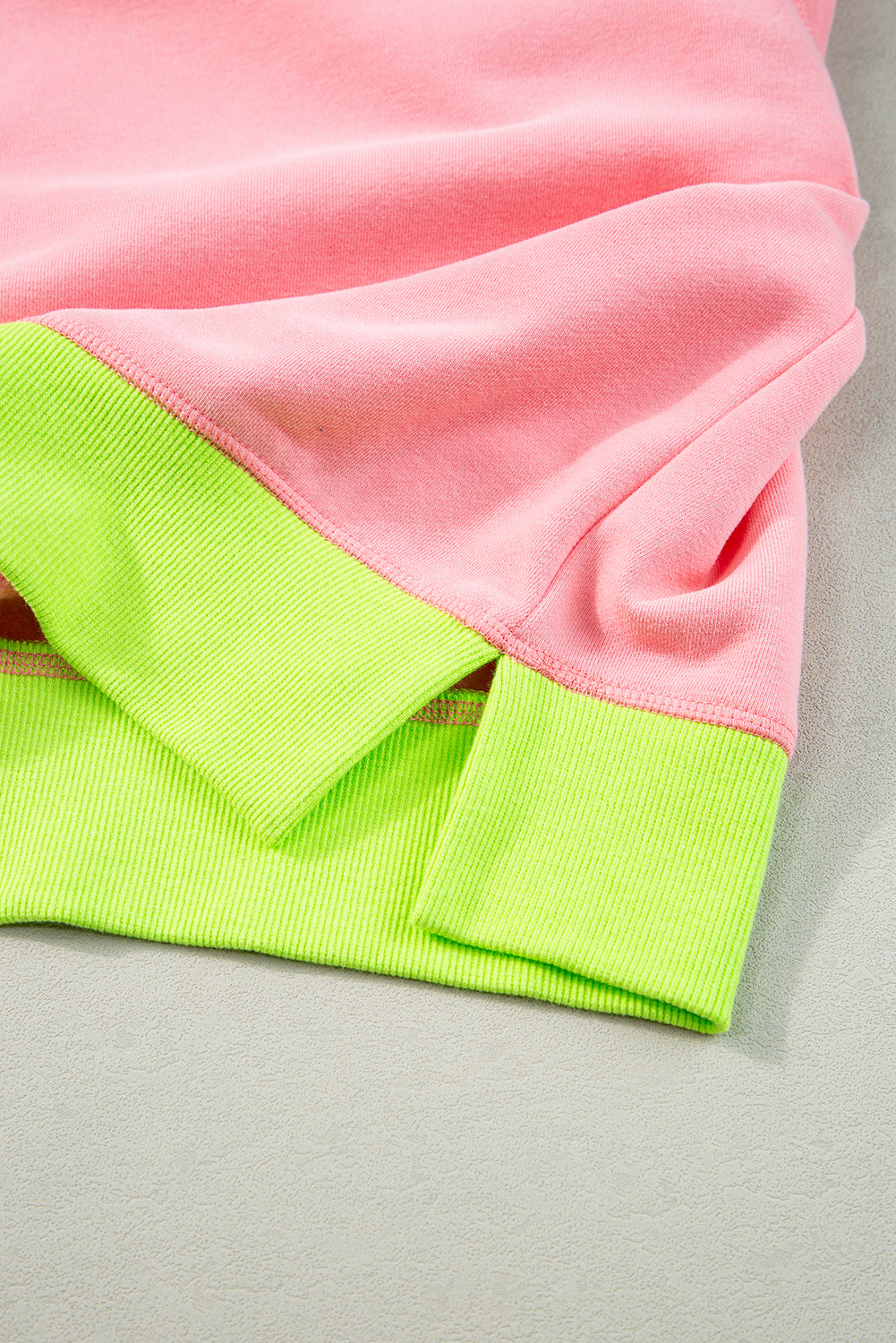 Rosa Sweatshirt mit Farbblock-Muster und Puffärmeln