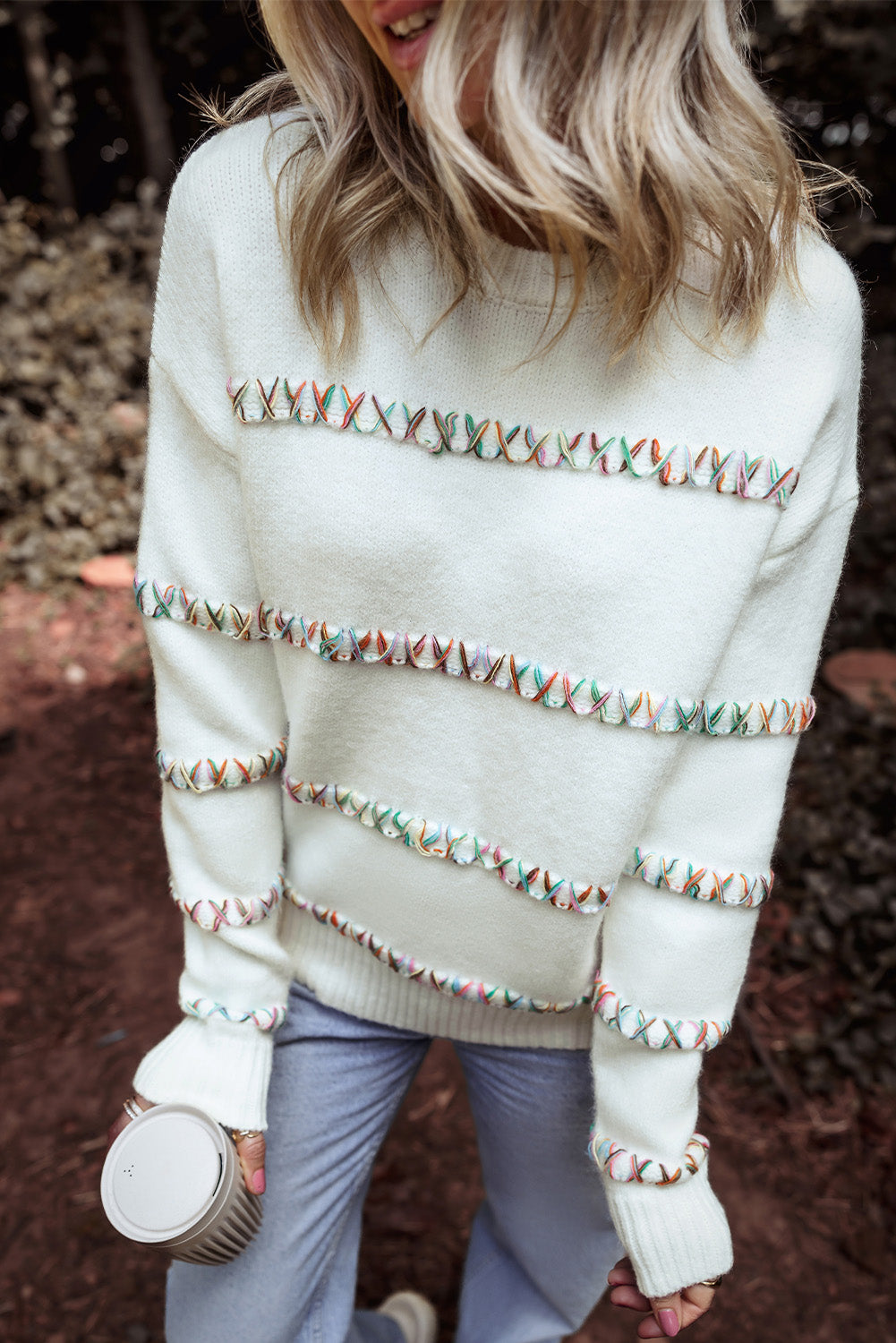 Weißer Pullover mit bunten Kreuzstichen und überschnittenen Schultern