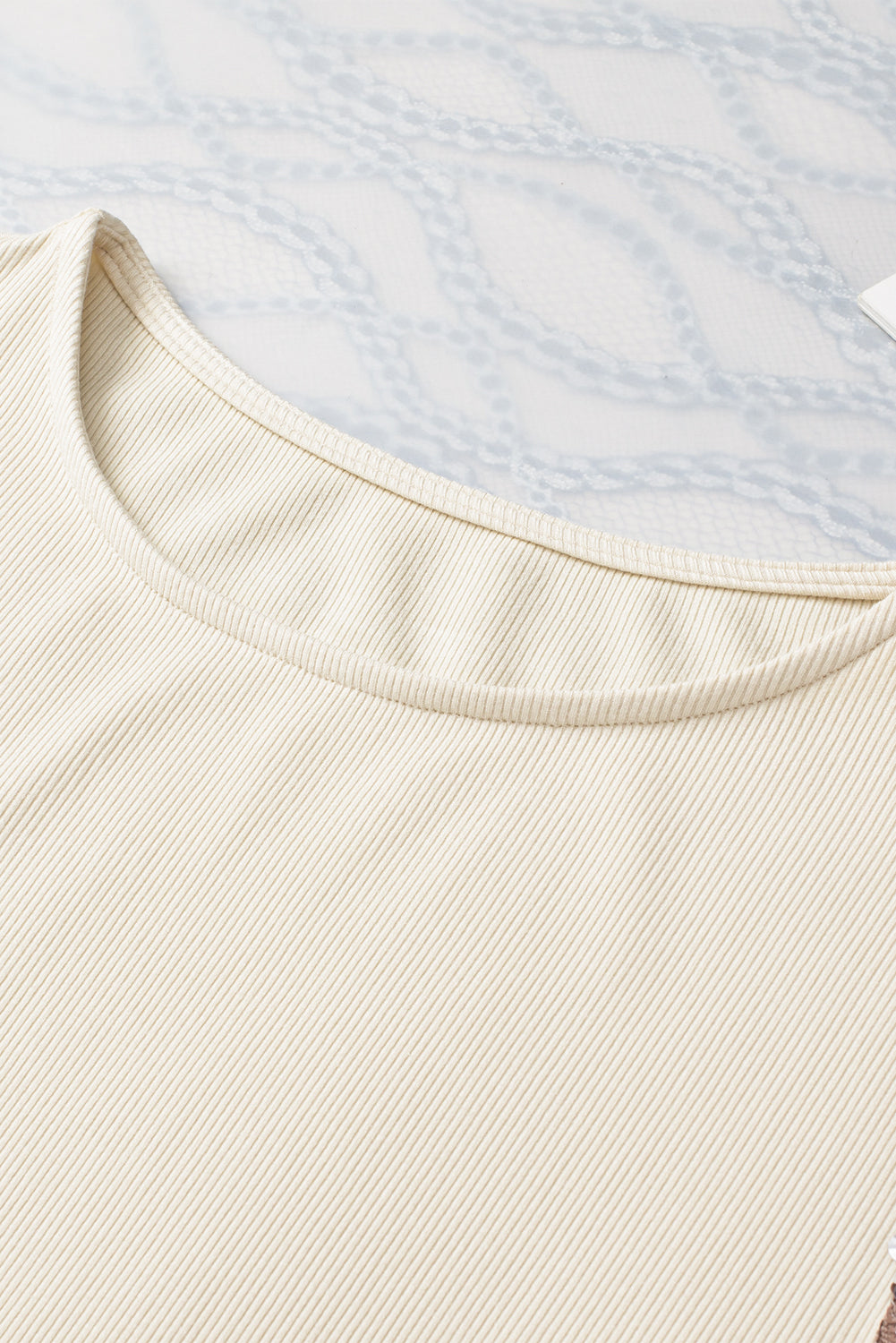 Weiße Paillettenbluse mit Glockenärmeln und Rundhalsausschnitt