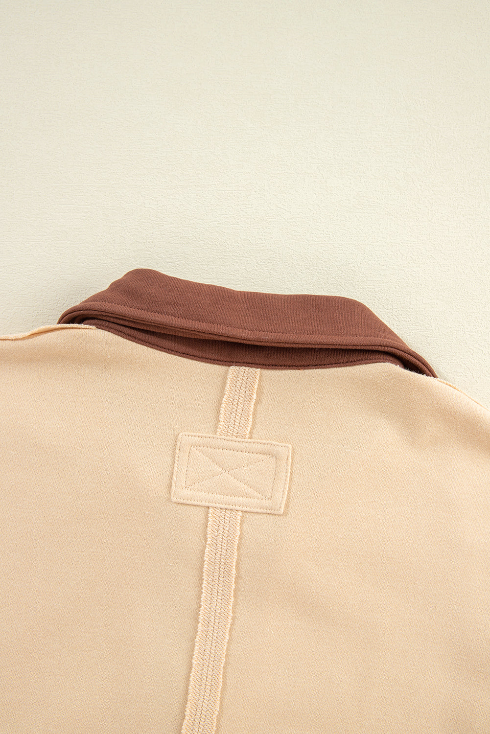 Helles French Beige gestreiftes Sweatshirt mit Colorblock-Patchwork-Kragen