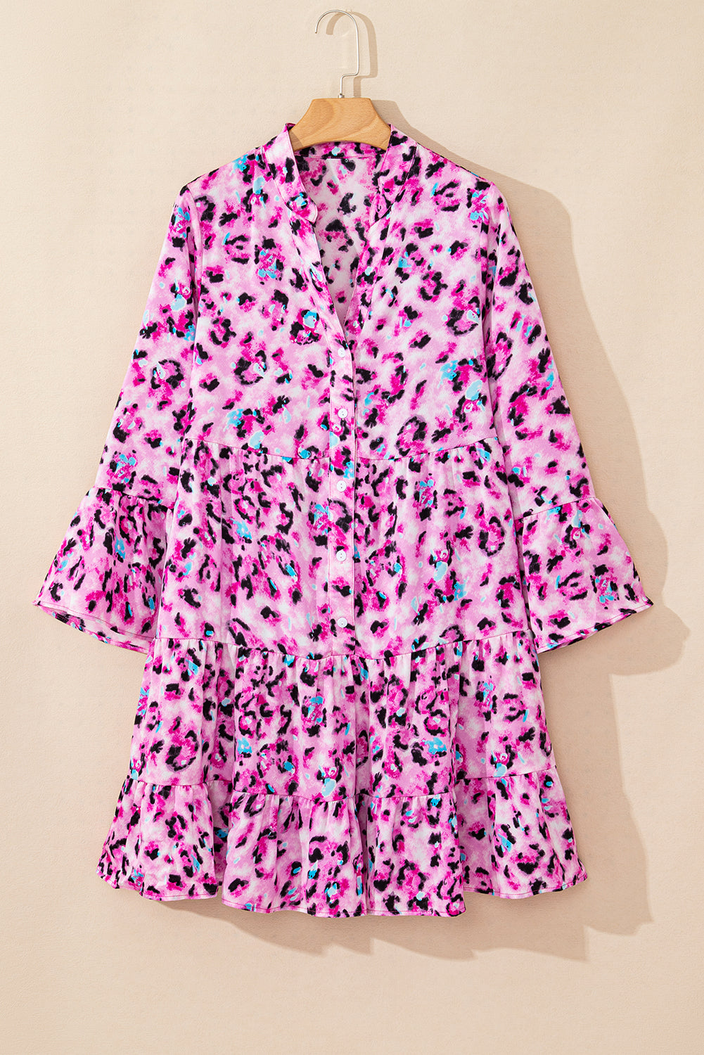 Kleid mit rosa Leopardenmuster, geknöpfter Vorderseite und 3/4-Ärmeln, gestuftem Rüschensaum