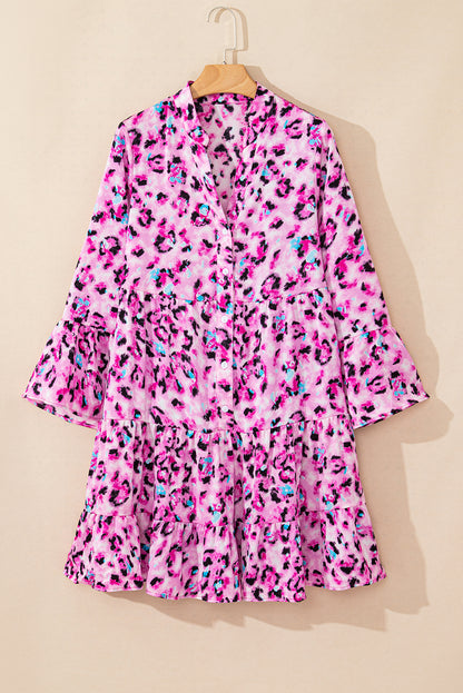 Kleid mit rosa Leopardenmuster, geknöpfter Vorderseite und 3/4-Ärmeln, gestuftem Rüschensaum