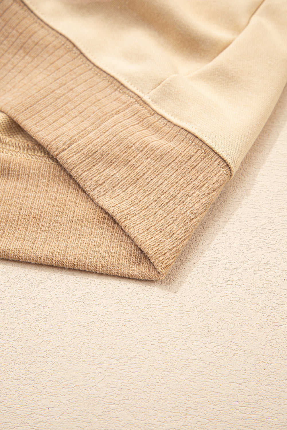 Helles französisches beiges Azteken-Patchwork-Raglan-Pullover-Sweatshirt