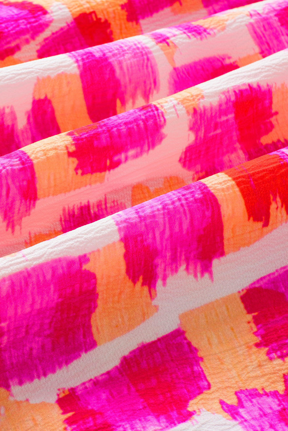 Rosa Bluse mit abstraktem Print und hohem Kragen, Knopfleiste hinten und Rüschen