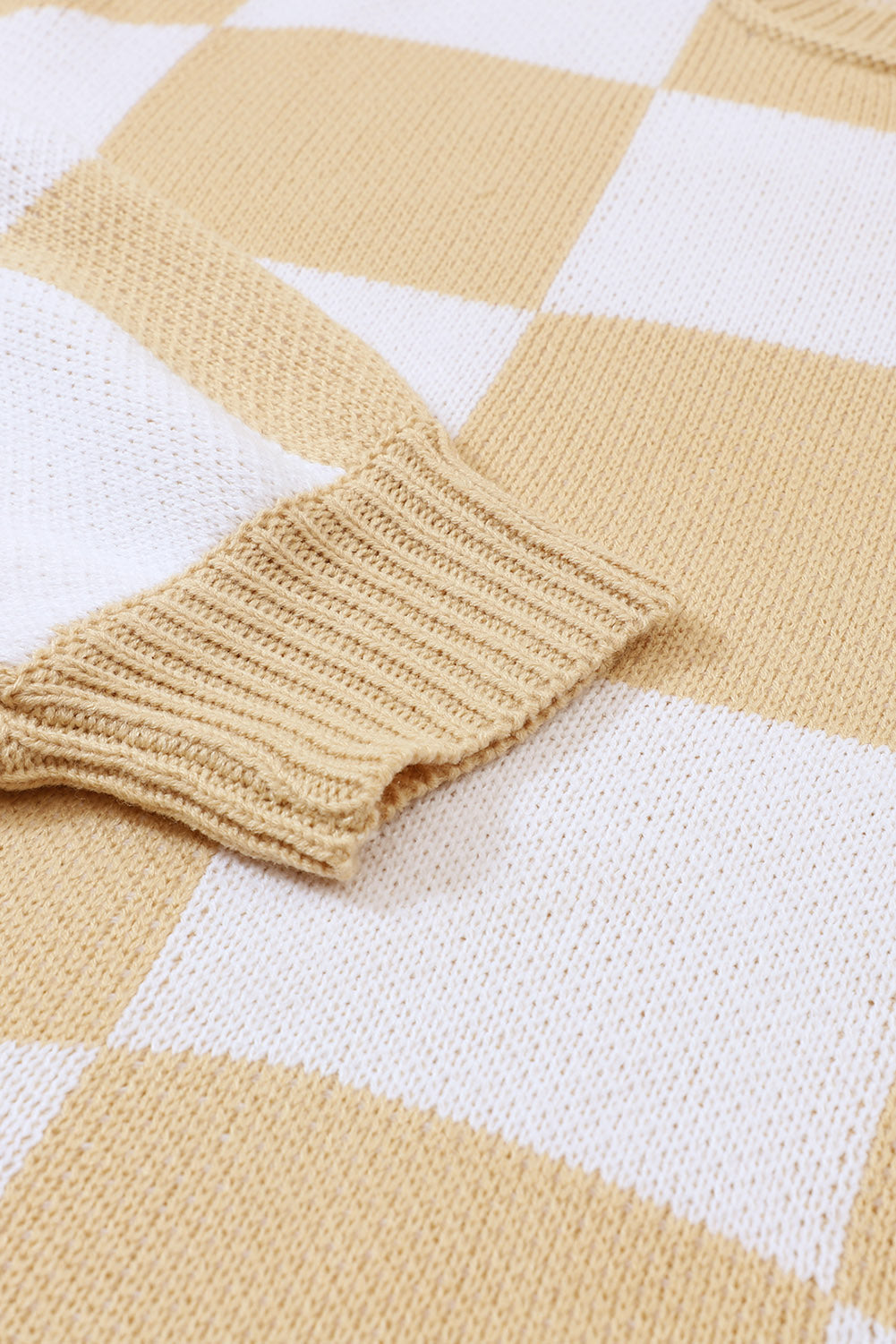 Khakifarbener Pullover mit karierten Bischofsärmeln